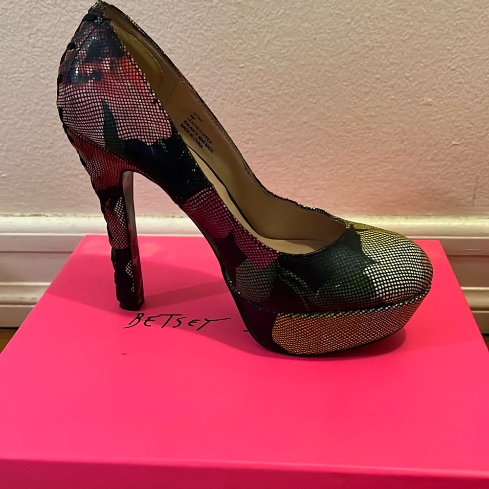 Pump heels size 9 multicolor
